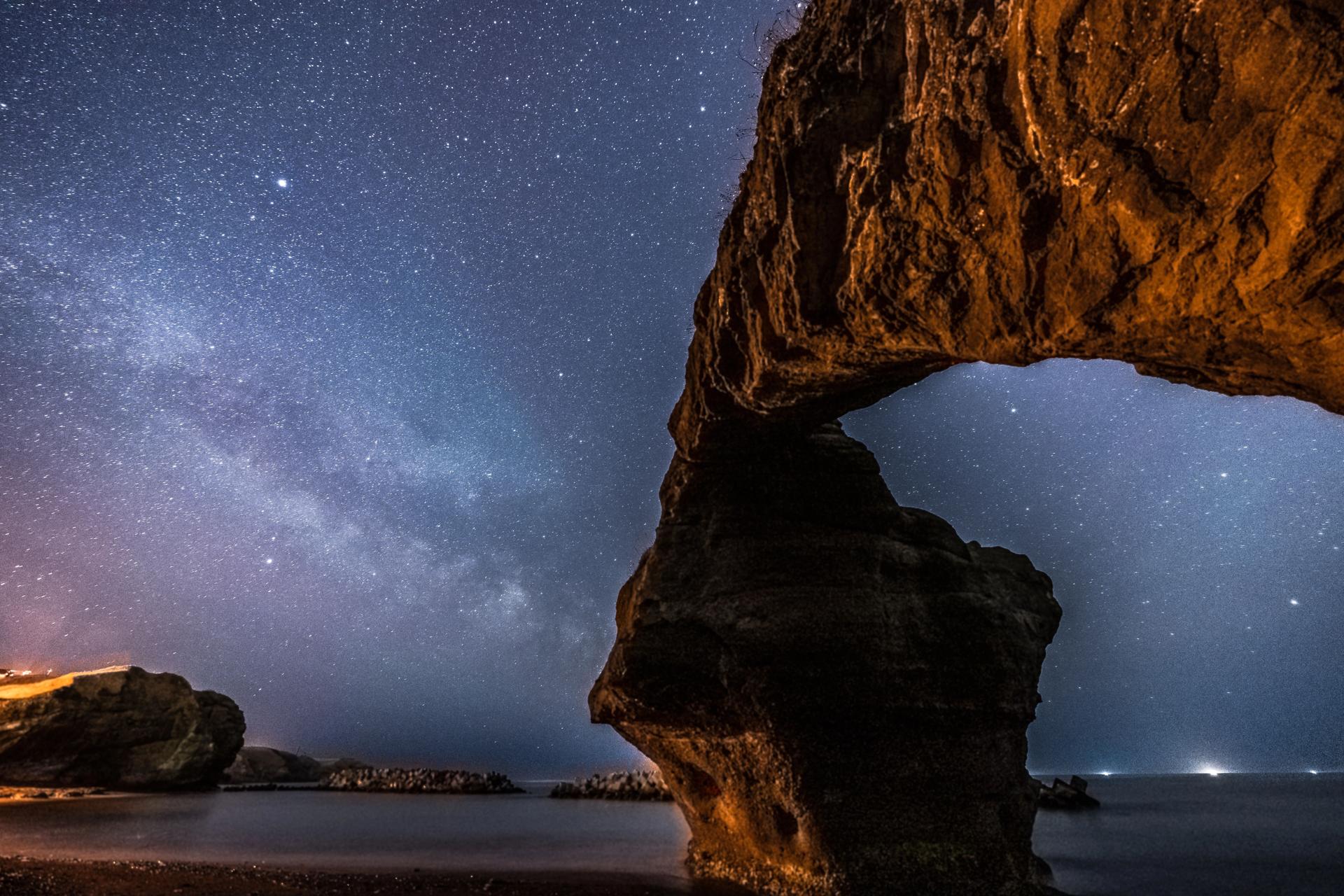 Spectacle Rock and starry sky in Kushiro City