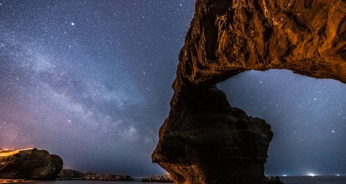 釧路市のメガネ岩と星空